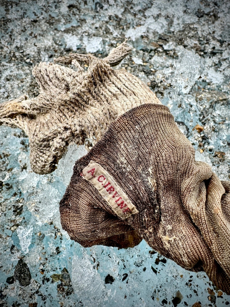 Der Socken war mit dem Name „A.C. Irvine“ bestickt. (Bild: Jimmy Chin/National Geographic via AP)