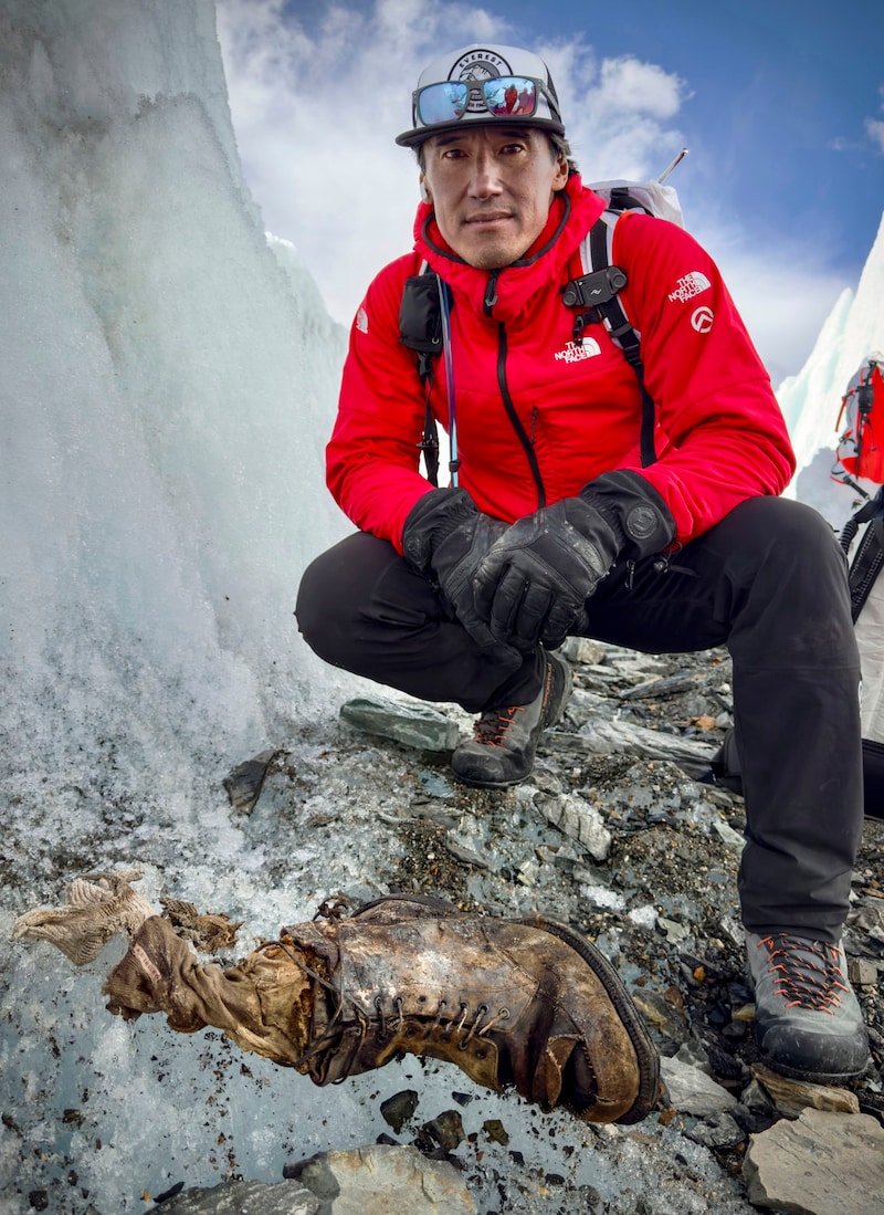 Wie das Magazin berichtete, fand das Filmteam im September am zentralen Rongbuk-Gletscher auf tibetischer Seite des Everest einen abgetragenen Kletterstiefel, in dem sich unter einem Socken noch ein Fuß befand. (Bild: Jimmy Chin/National Geographic via AP)