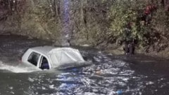 Der Pkw landete in der Fuscher Ache.  (Bild: Wasserrettung)