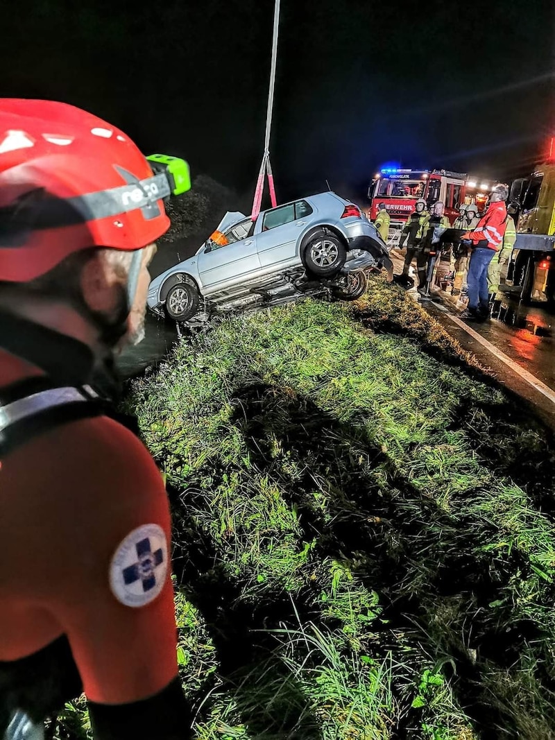 Die Einsatzkräfte zogen das Fahrzeug aus dem Wasser. (Bild: Wasserrettung)