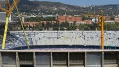 Das Camp Nou soll bis Anfang 2025 fertig umgebaut werden. (Bild: AFP/APA/Pau BARRENA)