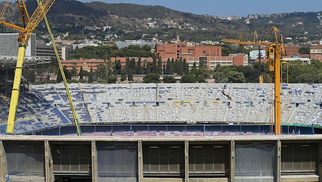 Das Camp Nou soll bis Anfang 2025 fertig umgebaut werden. (Bild: AFP/APA/Pau BARRENA)