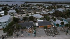 Verstreute Trümmer in Manasota Key in Florida nach dem Durchzug von Hurrikan „Milton“ (Bild: AP ( via APA) Austria Presse Agentur/Rebecca Blackwell)