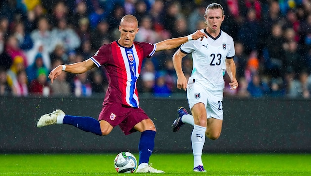 Leo Östigard im Duell mit Patrick Wimmer (r.) (Bild: AFP/APA/NTB/Fredrik Varfjell)