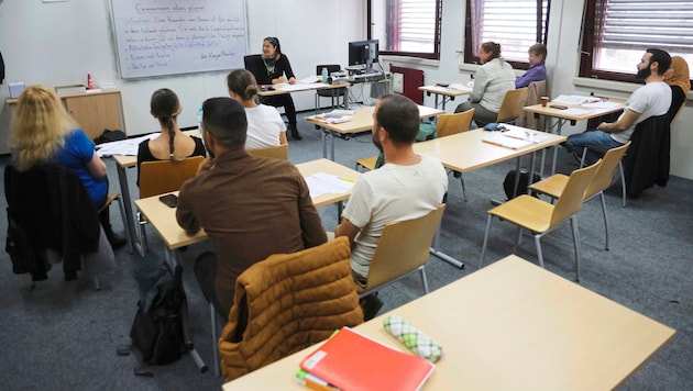 People from Ukraine, Lebanon, Syria and Turkey learn German together. (Bild: Zwefo)