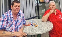 Susanne Ruso (li.) vor dem „Café Ini“ in Floridsdorf: Wenn Qualmen im Freien untersagt wird, ...