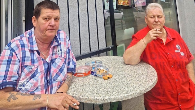 Susanne Ruso (left) in front of "Café Ini" in Floridsdorf: "If smoking outdoors is banned, then I can close up shop". (Bild: zur Verfpgung gestellt)