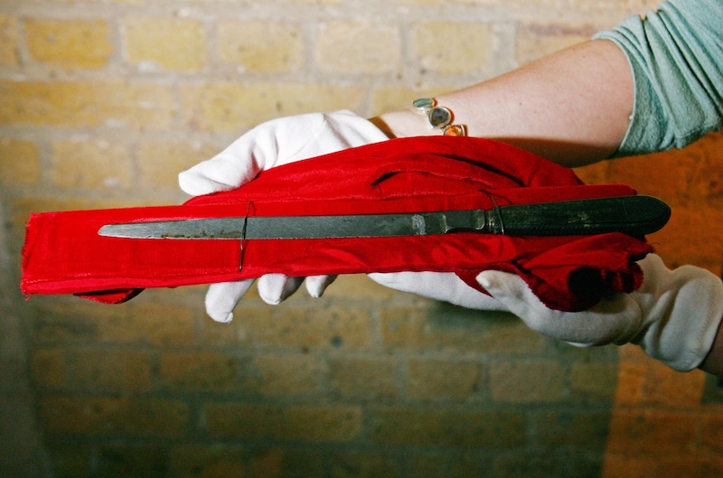 Ein Messer, das der Serienmörder Jack the Ripper benutzt haben soll. (Bild: AFP)