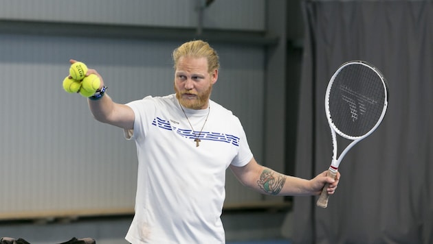 Max Forer (37) used to be a very promising tennis player himself, but then a serious injury put an end to his dream of a great career. Today, he helps others to follow their dream. (Bild: Mathis Fotografie)