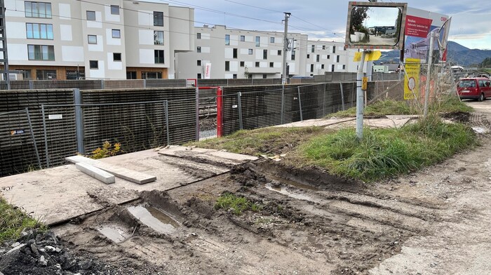 The railroad crossing in the town center near the new stop has already been closed this year.