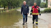 Landesvize Stephan Pernkopf (li.) setzt bei der Aufarbeitung der Katastrophe auf Profis aus ...