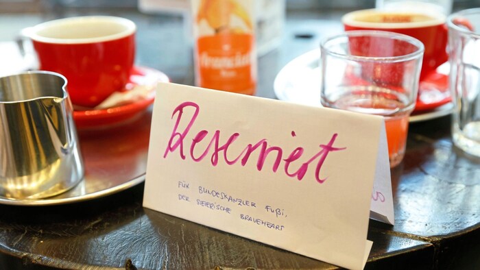 Reception in his regular café: "For Chancellor Fußi, the Styrian Braveheart." 