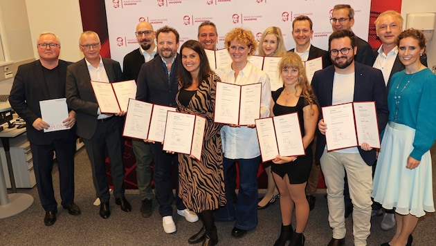 The top management of the "Krone" and the managing directors of the FH Joanneum congratulated the graduates. (Bild: Jauschowetz Christian/Christian Jauschowetz)