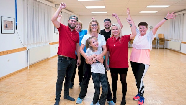 Lara gemeinsam mit ihren Eltern Florian und Kimberly sowie Oma Christine bei „Dance Fitness“ des ESV mit Tanztrainer André Petermichl vom ESV (Mitte hinten)  (Bild: Molnar Attila/Attila Molnar)