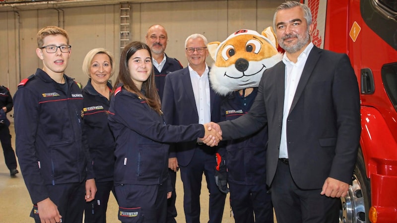 Dorner (right), Mattersburg's mayor Claudia Schlager, Eisenstadt's mayor Thomas Steiner and regional fire brigade commander Franz Kropf congratulated Leonie Nachnebel and Samuel Gerdenitsch on behalf of all participants on achieving the fire department youth performance badge in gold. (Bild: LMS)