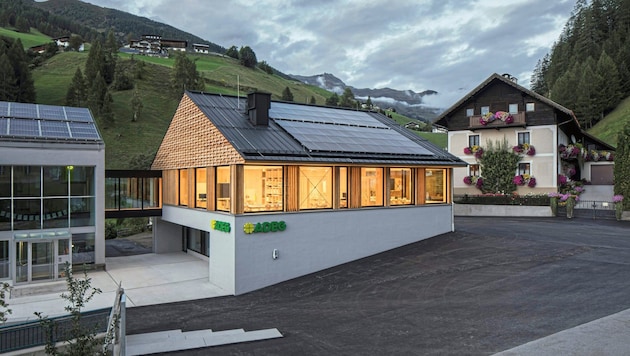 The small community of Navis made considerable efforts to secure the educational location and local supply. The functional, modern building is even equipped with photovoltaics. (Bild: Christian Flatscher)