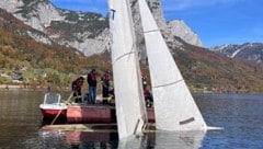 Mit vereinten Kräften konnten die Feuerwehren das Segelboot bergen. (Bild: FF Altaussee)