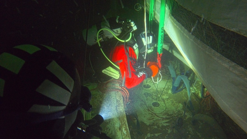 Divers attached the boat to the lifting device. (Bild: FF Altaussee)