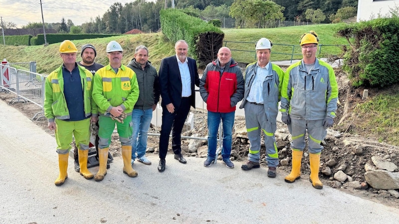 Kaputte Straßen, zerstörte Brücken: Doskozil machte sich kürzlich in Wiesfleck ein Bild von den Schäden. Die Gemeinde war – wie Unterschützen – massiv vom Hochwasser betroffen. (Bild: Büro Doskozil)