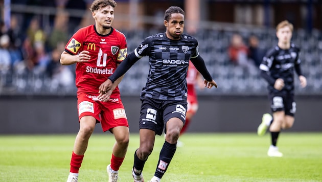 Danso Casado (right) earned a point with Altach Juniors against St. Johann. (Bild: Selina Meier)