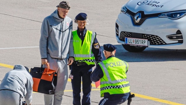 Erling Haaland took a selfie with a policewoman shortly after his arrival. His black and orange handbag was striking. (Bild: Urbantschitsch Mario)