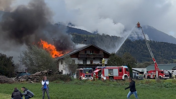 Flammen und Rauch waren weithin sichtbar.
