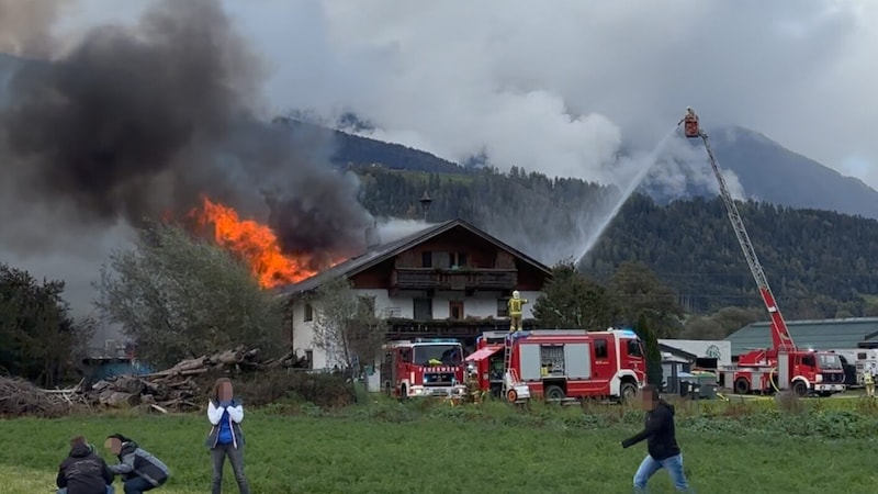 Flammen und Rauch waren weithin sichtbar. (Bild: zoom.tirol)