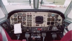 Cockpit einer Beechcraft King Air 100 (Bild: wikimediaorg/Trevor MacInnis (Gemeinfrei))