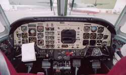 Cockpit einer Beechcraft King Air 100
