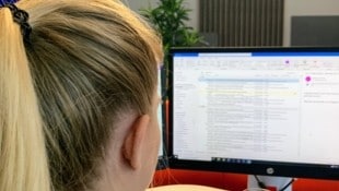 Viele Lehrpersonen fordern die Kontaktaufnahme über E-Mail sogar ein (Bild: Wassermann Kerstin)