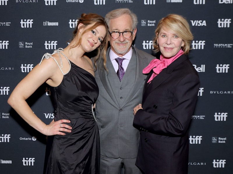 Destry Allyn Spielberg mit ihren Eltern Steven Spielberg und Kate Capshaw (Bild: APA Pool/Getty Images via AFP/GETTY IMAGES/Michael loccisano)