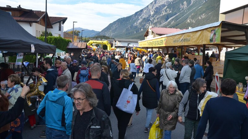 Erneut Tausende „Demonstranten gegen industrielle Sättigungsmittel“ am Markttag. (Bild: Daum Hubert)