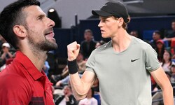 Jannik Sinner (re.) bekam nur eine milde Strafe – zum Unverständnis von Novak Djokovic (li.).