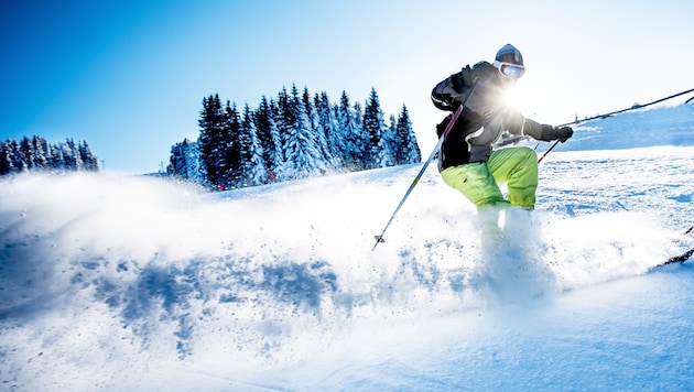 After a ski collision, a previously unknown person chased a 29-year-old woman and hit her on the helmet with a ski pole. (Bild: likoper - stock.adobe.com)