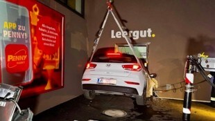 In die Flaschenrückgabe fuhr laut einem Augenzeugen ein viel jüngerer Lenker, als der, der sich ...