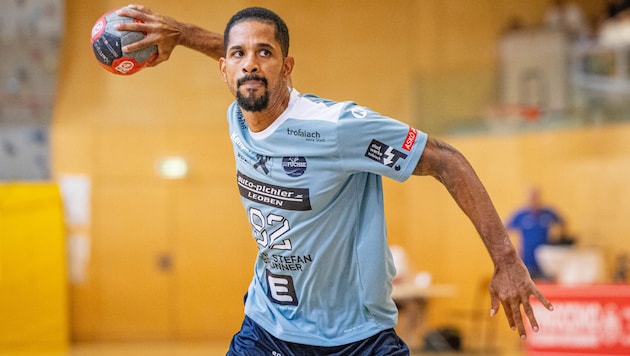 Füchse top player Raul Santos needs surgery. The handball season is over for him (Bild: GEPA/GEPA pictures)