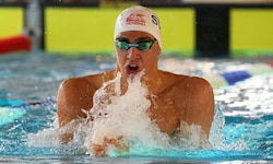 Luka Mladenovic schwimmt in Amerika vorne mit.