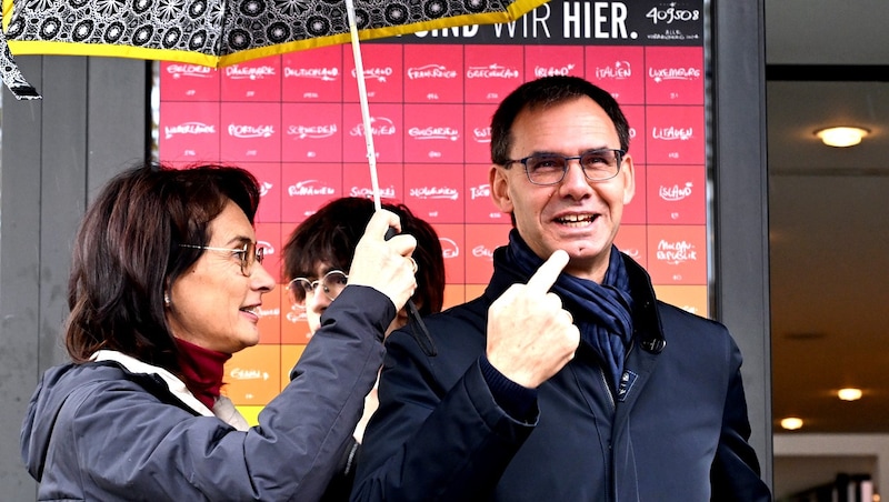 Landeshauptmann Markus Wallner (ÖVP) mit Familie vor dem Wahllokal (Bild: APA/Barbara Gindl)