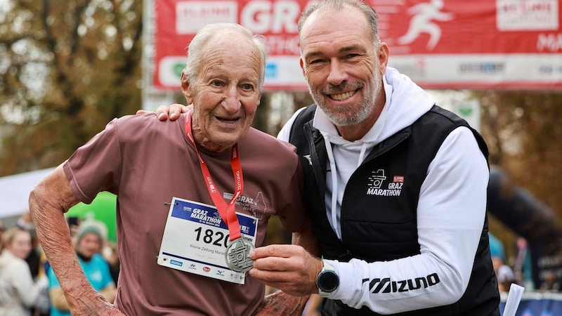 Organizer Michael Kummerer (right) was delighted with Julius Holzner, the oldest participant. (Bild: grazmarathon/gepa)