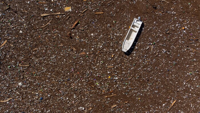 A close-up view of the huge pile of garbage accumulating in front of the dam.