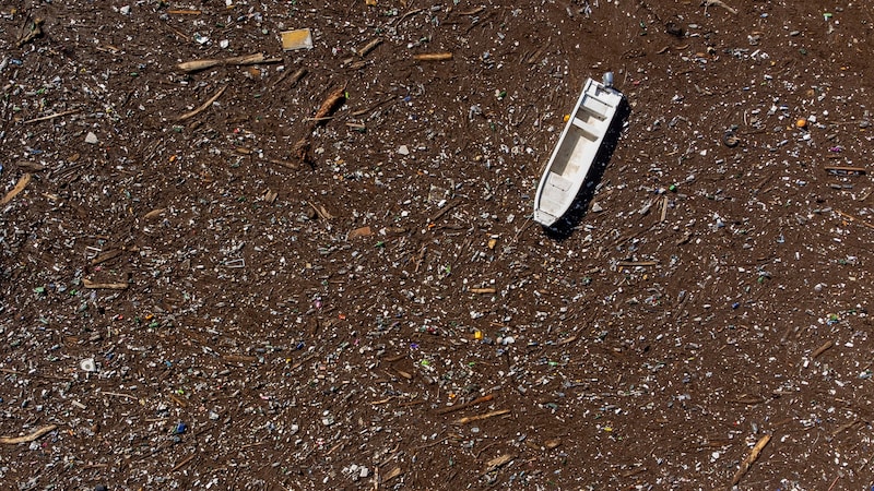 A close-up view of the huge pile of garbage accumulating in front of the dam. (Bild: AP ( via APA) Austria Presse Agentur/Armin Durgut)