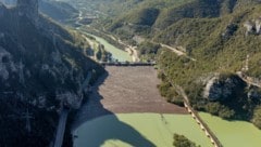 Tonnen von Müll und Geröll verstopfen den Fluss Neretva in Bosnien (Bild: AP ( via APA) Austria Presse Agentur/Armin Durgut)