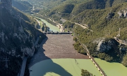 Tonnen von Müll und Geröll verstopfen den Fluss Neretva in Bosnien