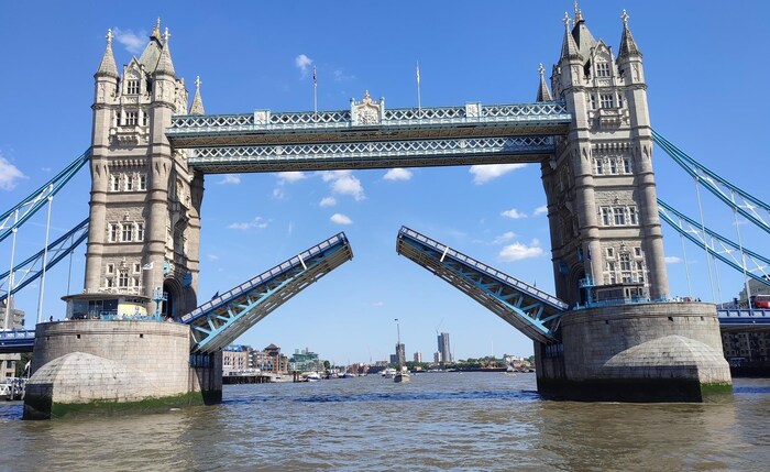 Der Törn führte unter der Tower Bridge durch.