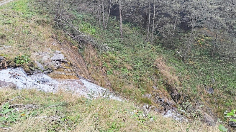 Über den Wasserfall im steilen Gelände stürzte der Mann ab. (Bild: ZOOM Tirol/zoom.tirol)