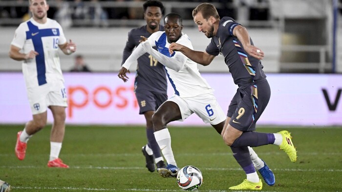 England-Stürmer Harry Kane (r.)