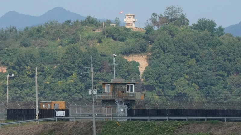 Die Lage an der koreanischen Grenze spitzt sich zu – im Hintergrund ist ein nordkoreanischer Grenzposten zu sehen, davor ein südkoreanischer. (Bild: Associated Press)