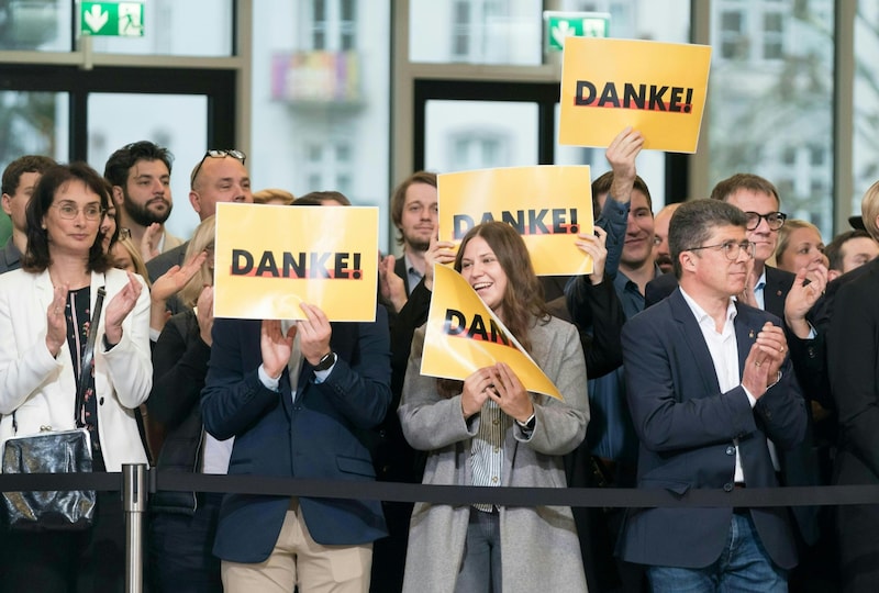 Gelöste Stimmung bei den ÖVP-lern. (Bild: DIETMAR STIPLOVSEK / APA / picturedesk.com)