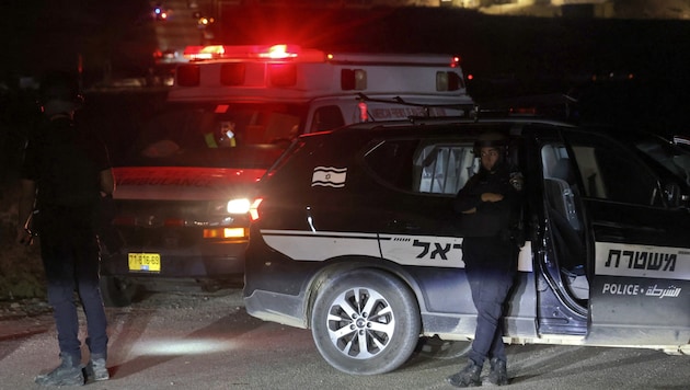 Police officers cordoned off the area where the drone attack took place. (Bild: AFP)