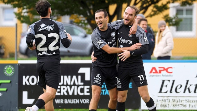 Siezenheim celebrates: Jezercic, Munaro, Mayer (from left). (Bild: Tröster Andreas/Kronen Zeitung)